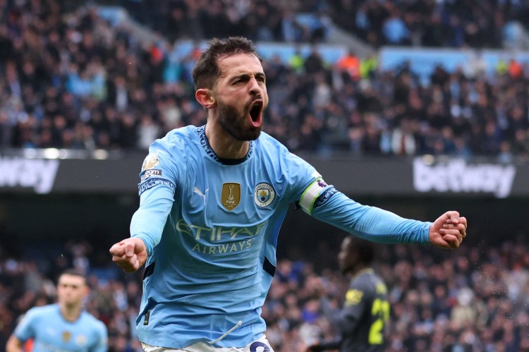Bernardo Silva celebrating a Manchester City goal.