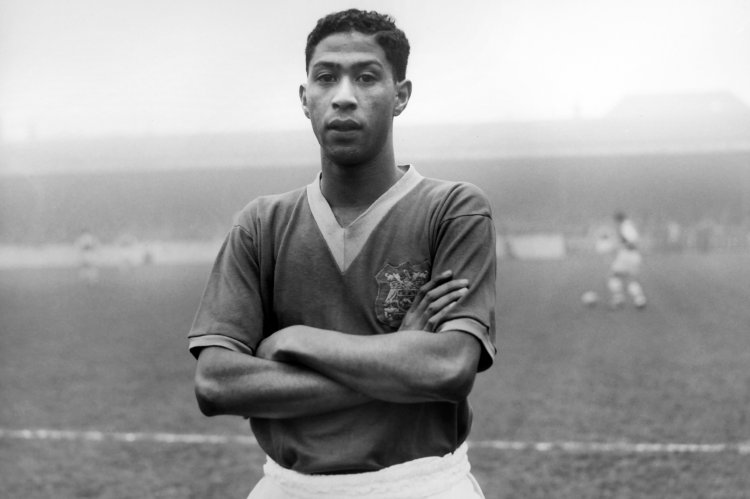 Black and white photo of Gerald Francis, Leeds United footballer.