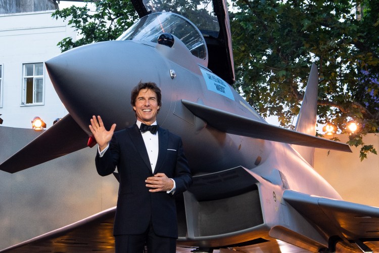 Tom Cruise waving at the premiere of Top Gun: Maverick.